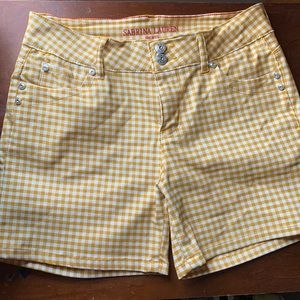 Sabrina Lauren shorts | Twee yellow and white shorts.
